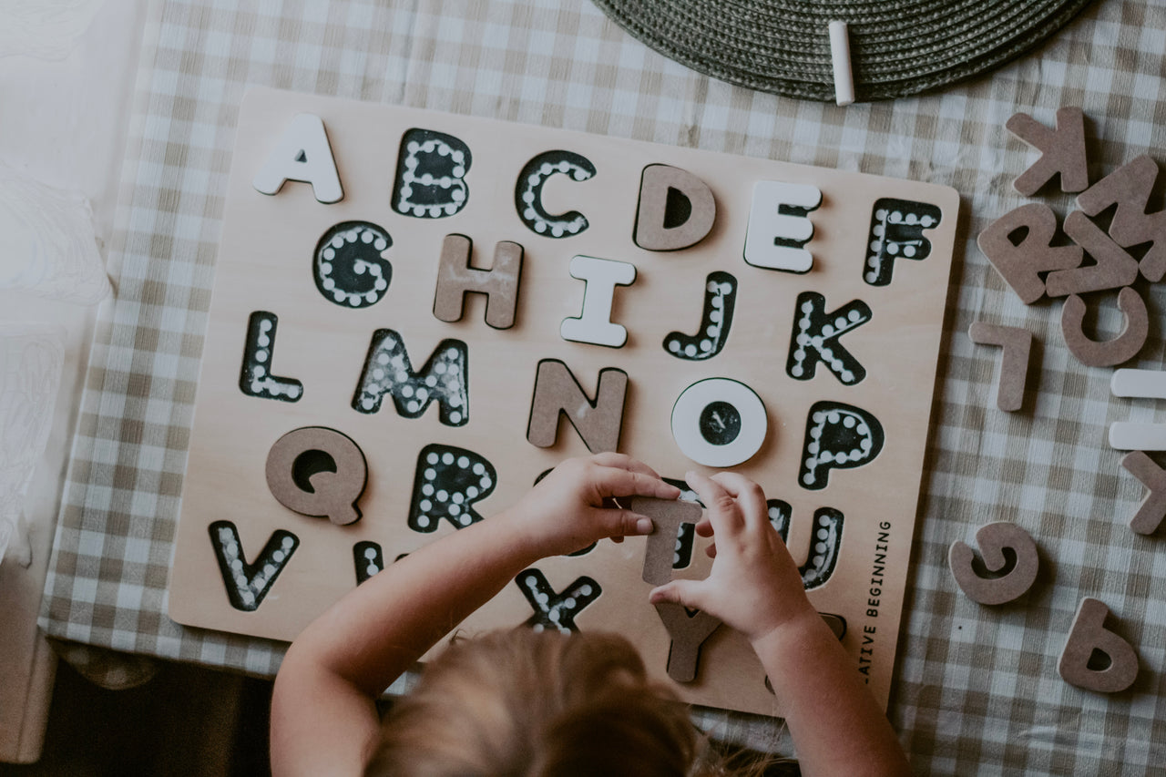 ALPHABET PUZZLE - CHALKBOARD BASE - ALPHABET PUZZLE - CHALKBOARD BASE WITH TRACERS